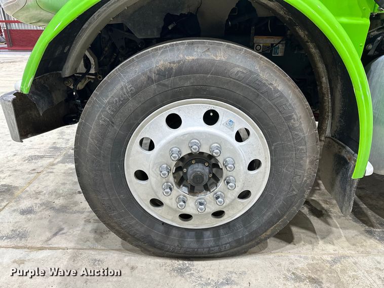 image for item EJ8929 2015 Peterbilt  389 semi truck