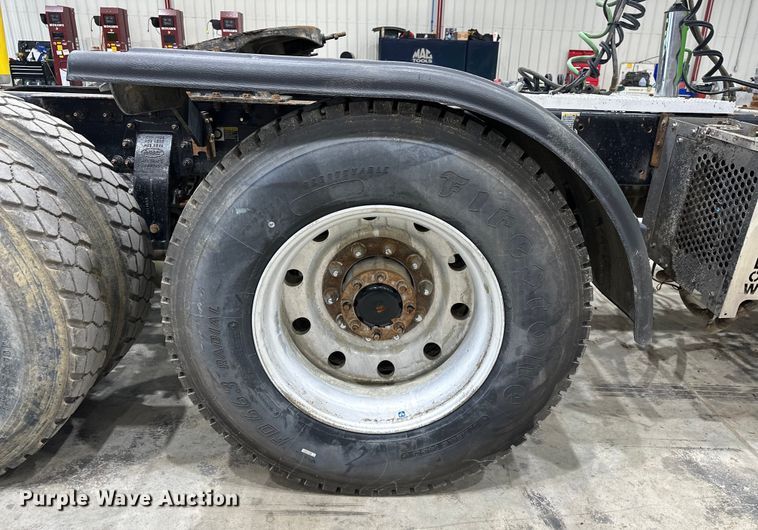 image for item EJ8929 2015 Peterbilt  389 semi truck