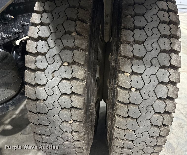 image for item EJ8929 2015 Peterbilt  389 semi truck