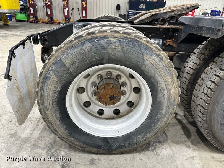 image for item EJ8929 2015 Peterbilt  389 semi truck