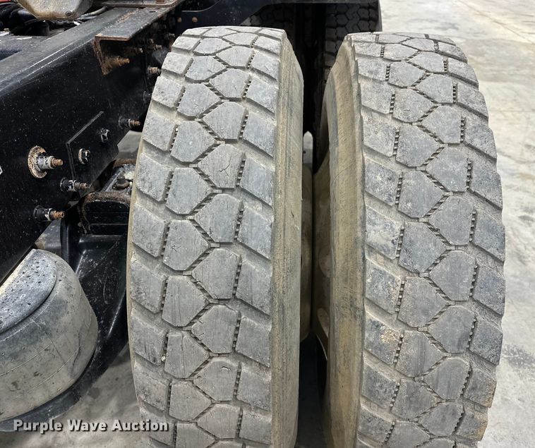 image for item EJ8929 2015 Peterbilt  389 semi truck