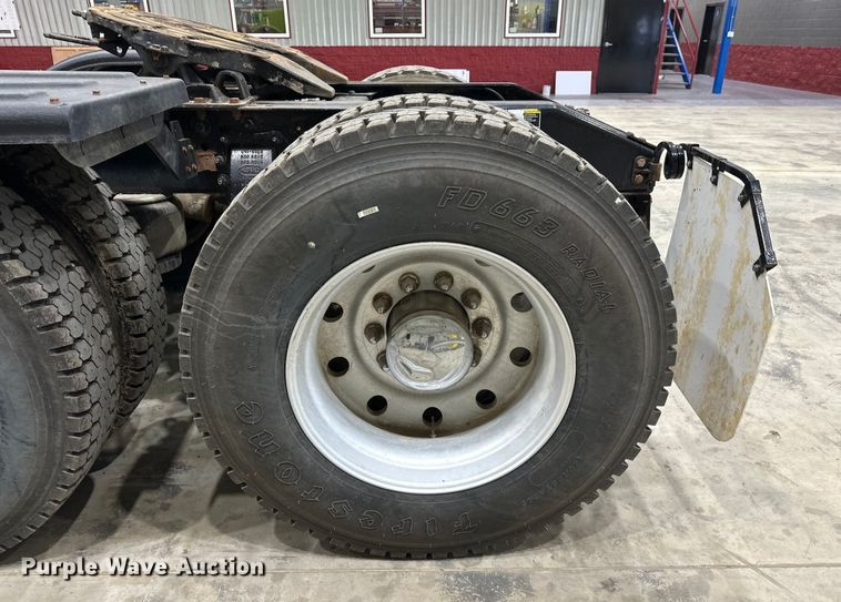 image for item EJ8929 2015 Peterbilt  389 semi truck