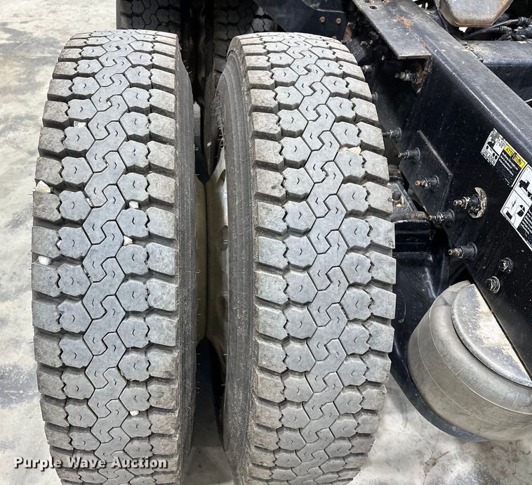 image for item EJ8929 2015 Peterbilt  389 semi truck