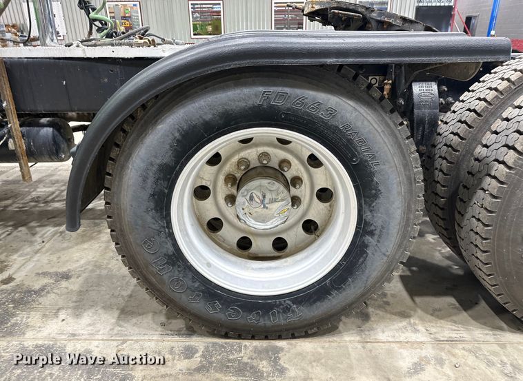 image for item EJ8929 2015 Peterbilt  389 semi truck