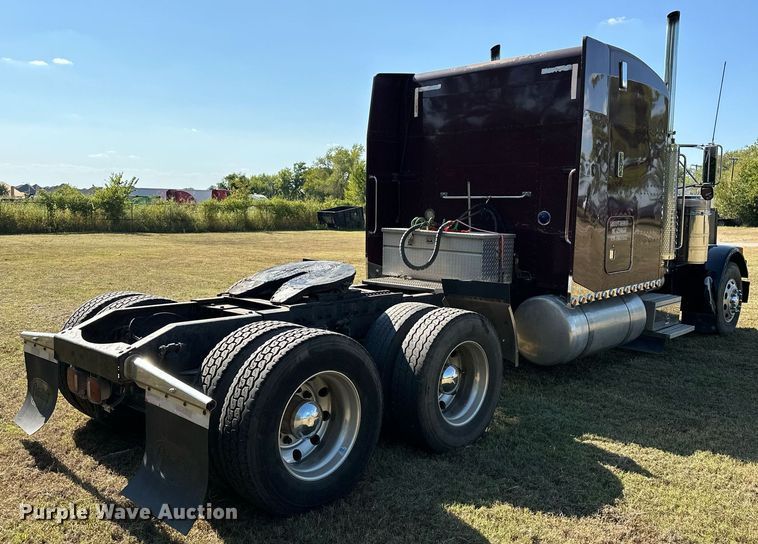 image for item EJ8981 2005 Peterbilt  379 semi truck