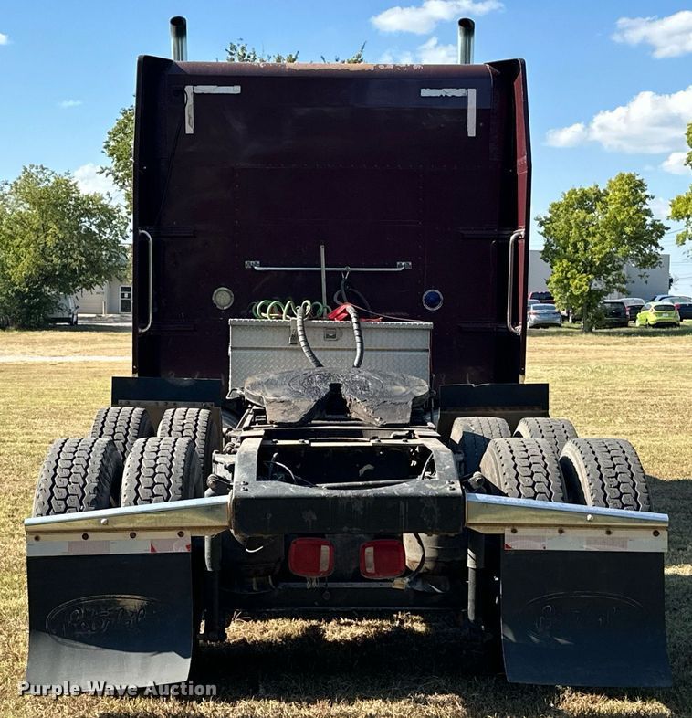 image for item EJ8981 2005 Peterbilt  379 semi truck