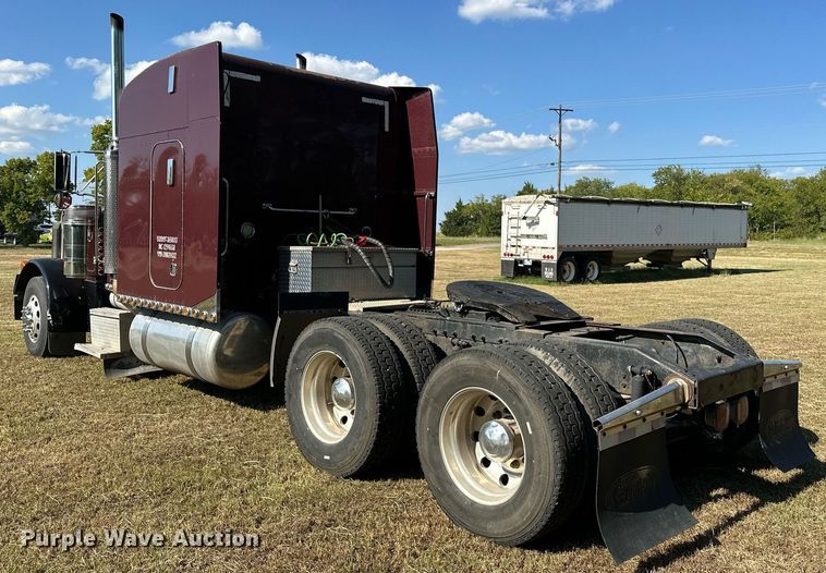image for item EJ8981 2005 Peterbilt  379 semi truck