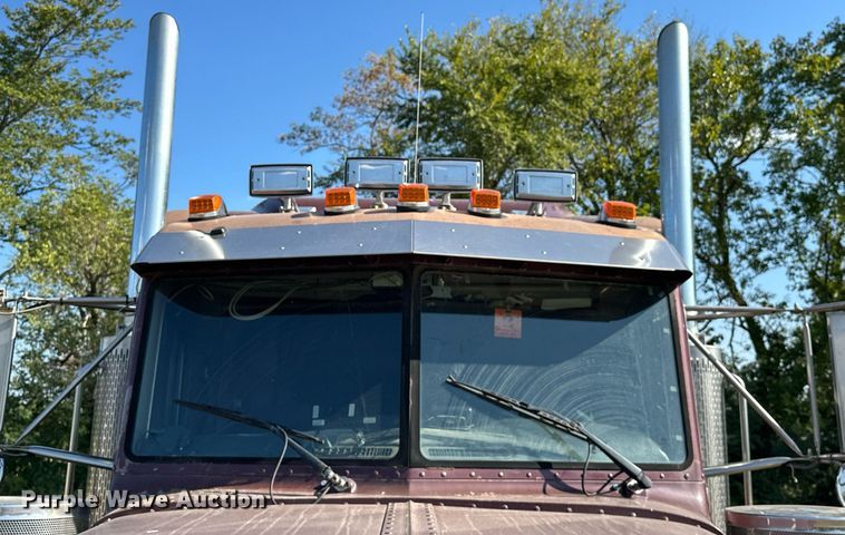 image for item EJ8981 2005 Peterbilt  379 semi truck