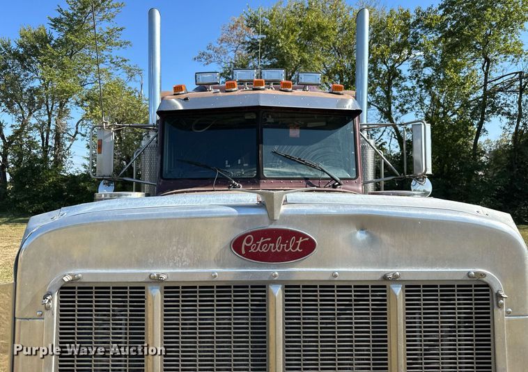image for item EJ8981 2005 Peterbilt  379 semi truck