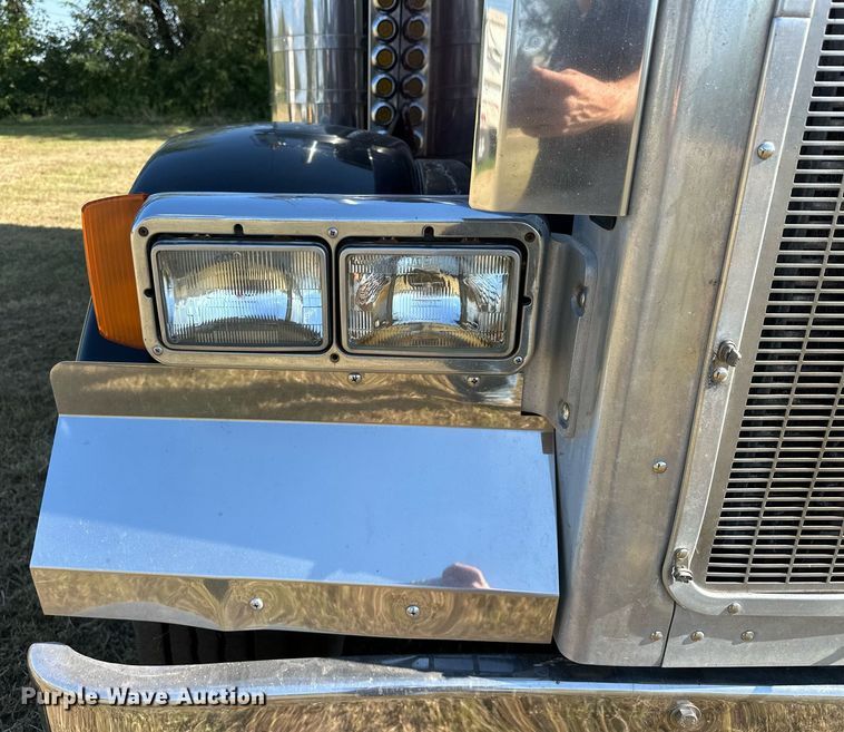 image for item EJ8981 2005 Peterbilt  379 semi truck