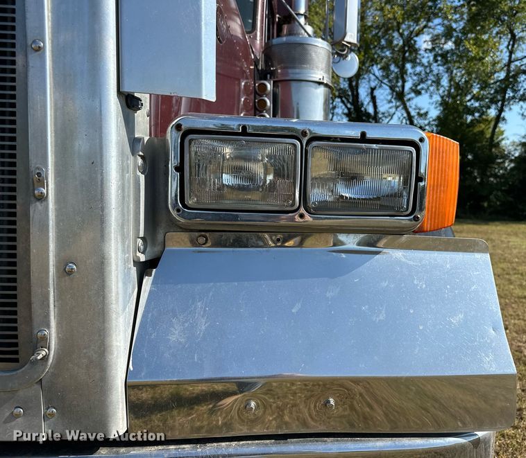 image for item EJ8981 2005 Peterbilt  379 semi truck