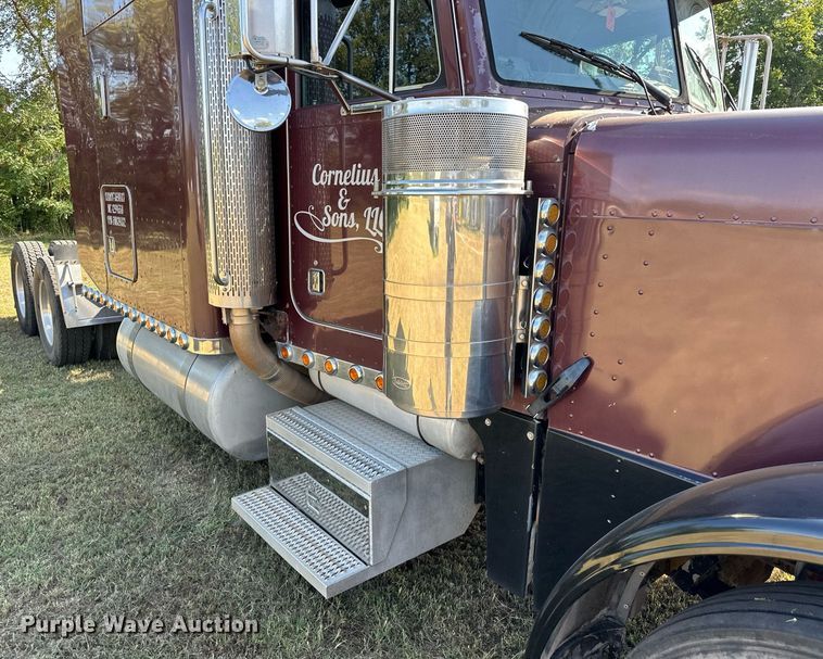 image for item EJ8981 2005 Peterbilt  379 semi truck