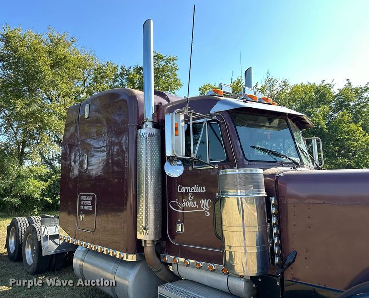 image for item EJ8981 2005 Peterbilt  379 semi truck