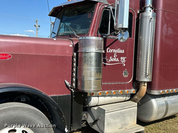 image for item EJ8981 2005 Peterbilt  379 semi truck