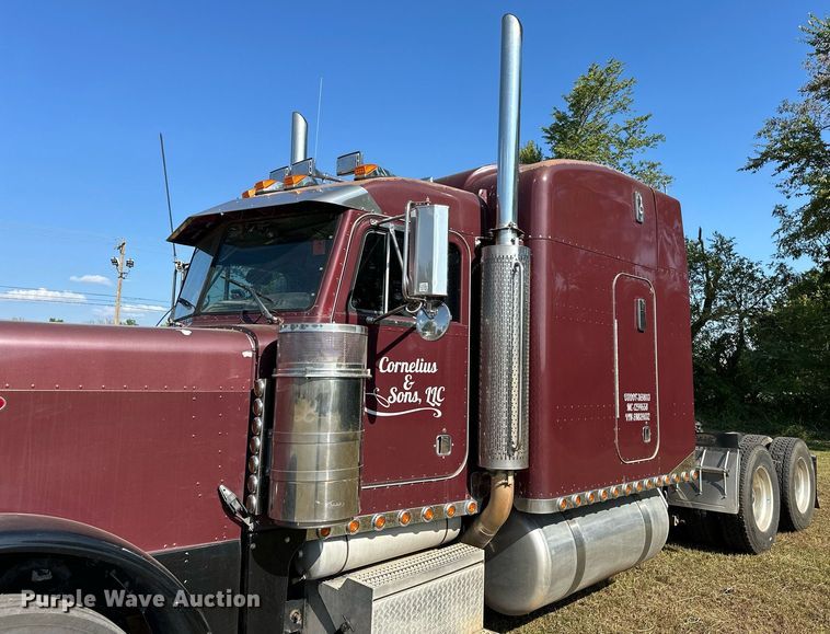 image for item EJ8981 2005 Peterbilt  379 semi truck