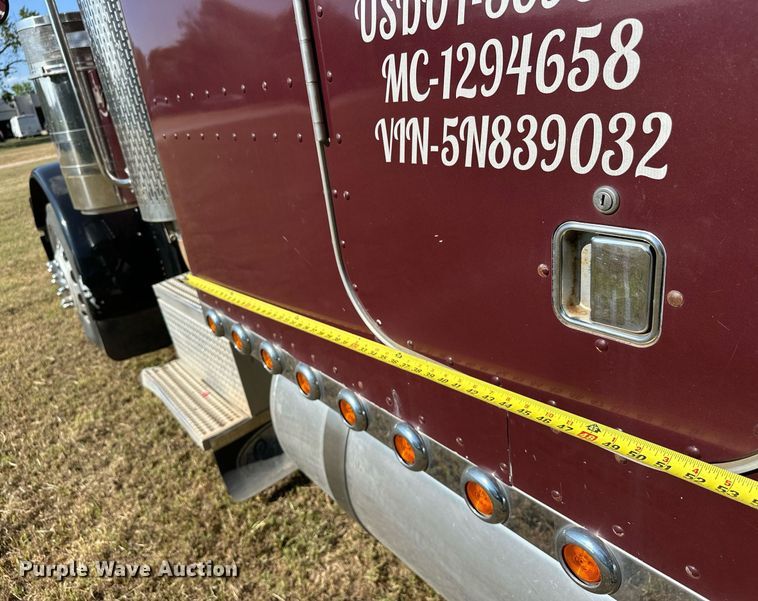 image for item EJ8981 2005 Peterbilt  379 semi truck