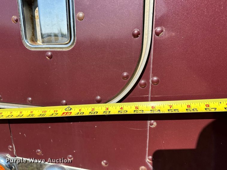 image for item EJ8981 2005 Peterbilt  379 semi truck