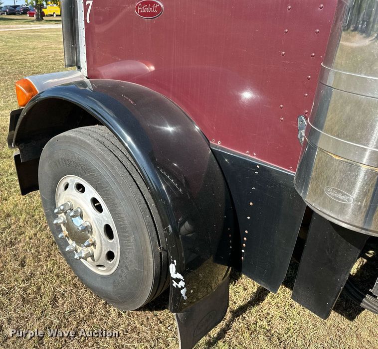 image for item EJ8981 2005 Peterbilt  379 semi truck