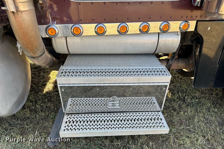 image for item EJ8981 2005 Peterbilt  379 semi truck