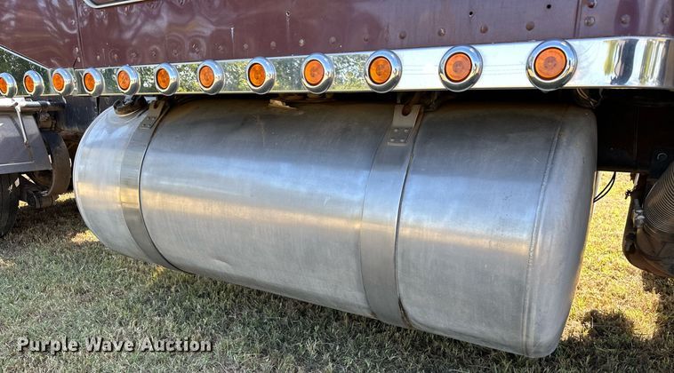 image for item EJ8981 2005 Peterbilt  379 semi truck