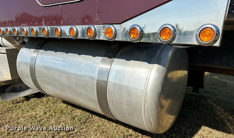 image for item EJ8981 2005 Peterbilt  379 semi truck