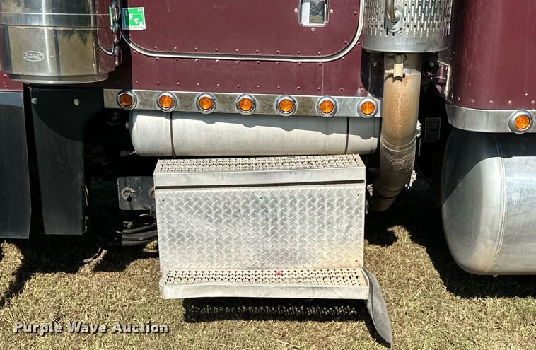image for item EJ8981 2005 Peterbilt  379 semi truck