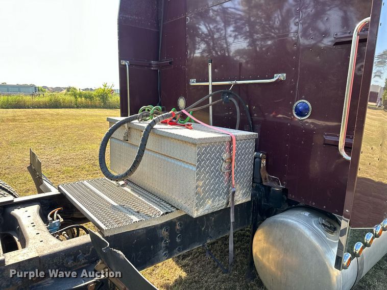 image for item EJ8981 2005 Peterbilt  379 semi truck