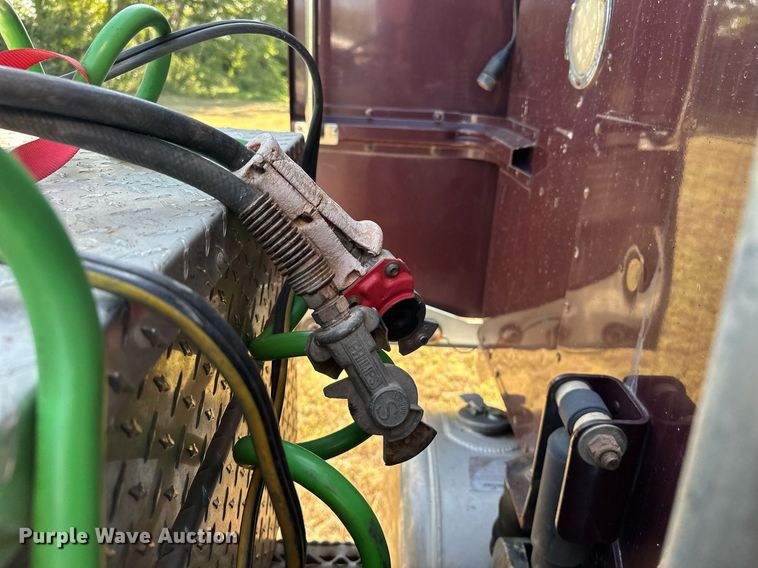 image for item EJ8981 2005 Peterbilt  379 semi truck