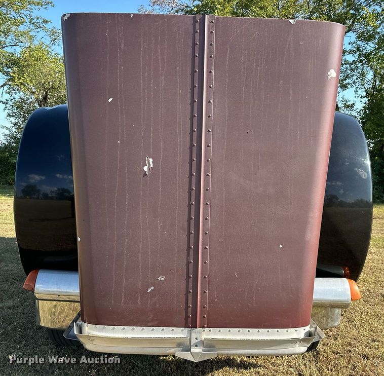 image for item EJ8981 2005 Peterbilt  379 semi truck