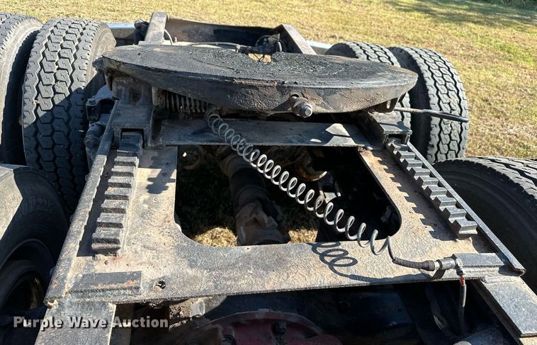 image for item EJ8981 2005 Peterbilt  379 semi truck