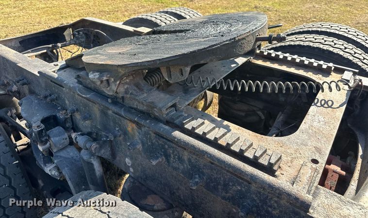 image for item EJ8981 2005 Peterbilt  379 semi truck