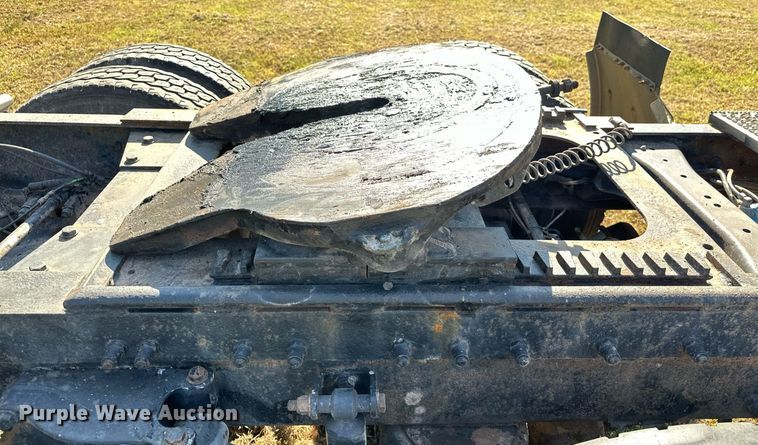 image for item EJ8981 2005 Peterbilt  379 semi truck