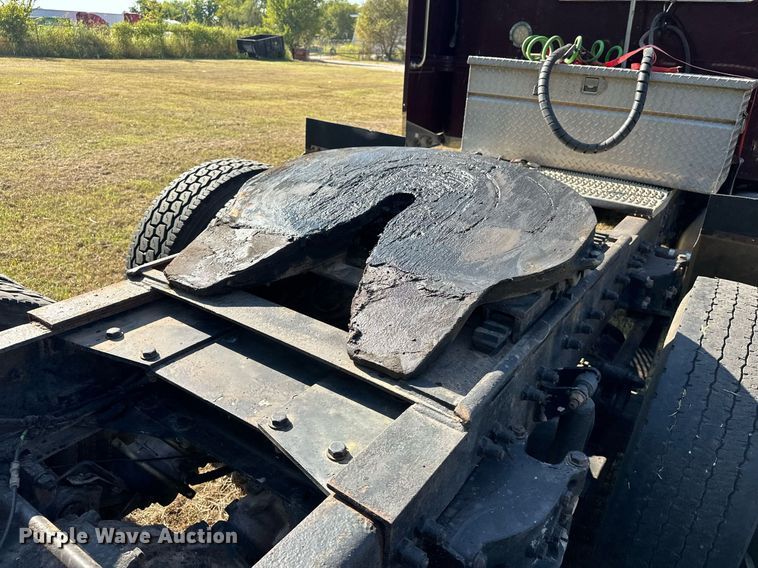 image for item EJ8981 2005 Peterbilt  379 semi truck