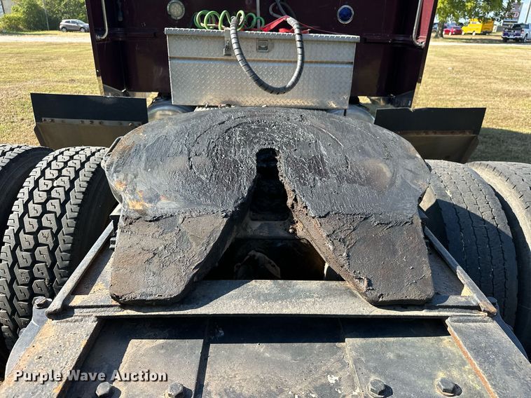 image for item EJ8981 2005 Peterbilt  379 semi truck