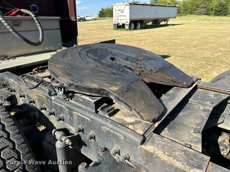 image for item EJ8981 2005 Peterbilt  379 semi truck