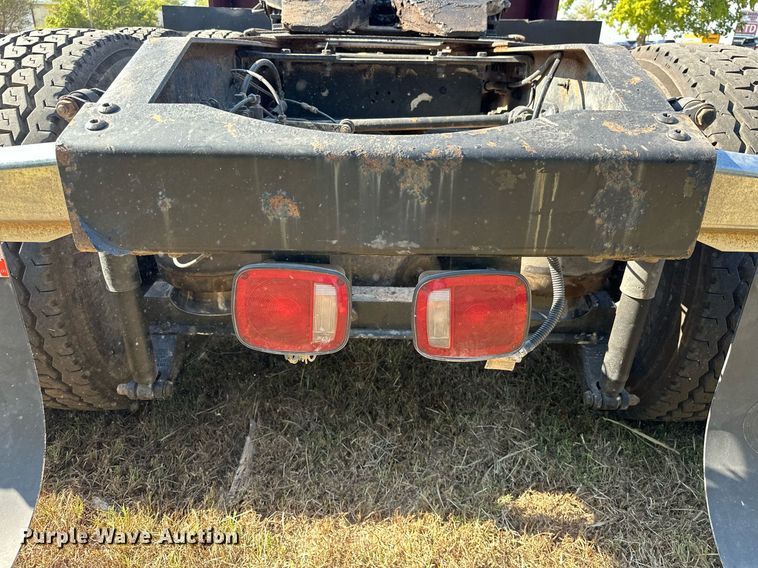 image for item EJ8981 2005 Peterbilt  379 semi truck