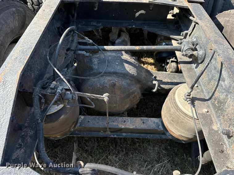 image for item EJ8981 2005 Peterbilt  379 semi truck