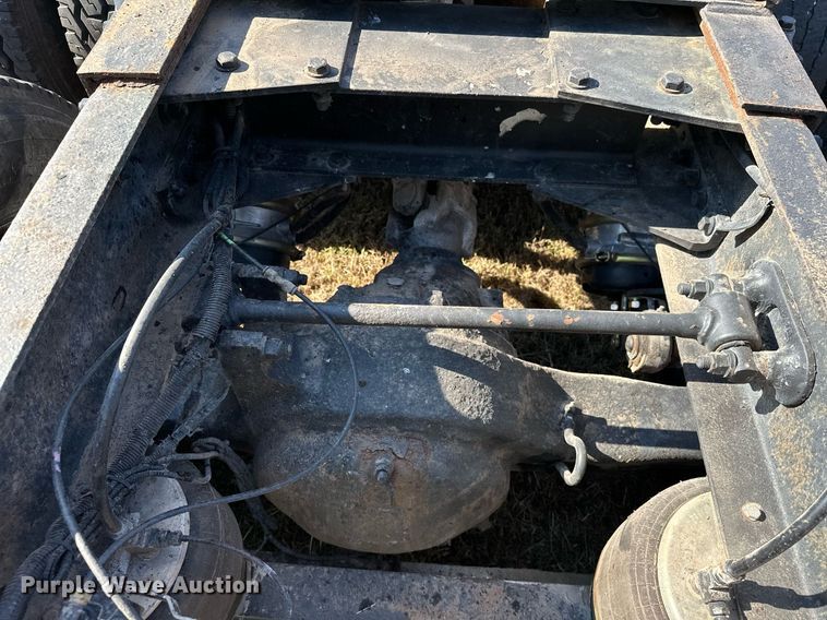 image for item EJ8981 2005 Peterbilt  379 semi truck