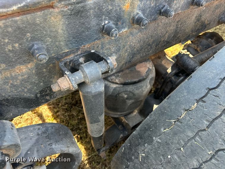 image for item EJ8981 2005 Peterbilt  379 semi truck