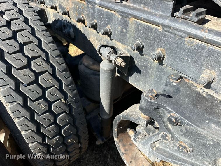 image for item EJ8981 2005 Peterbilt  379 semi truck