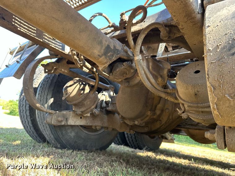 image for item EJ8981 2005 Peterbilt  379 semi truck