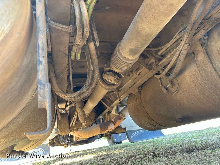 image for item EJ8981 2005 Peterbilt  379 semi truck