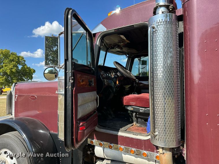image for item EJ8981 2005 Peterbilt  379 semi truck