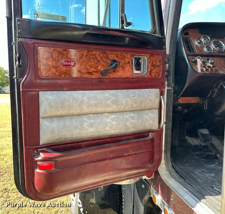 image for item EJ8981 2005 Peterbilt  379 semi truck