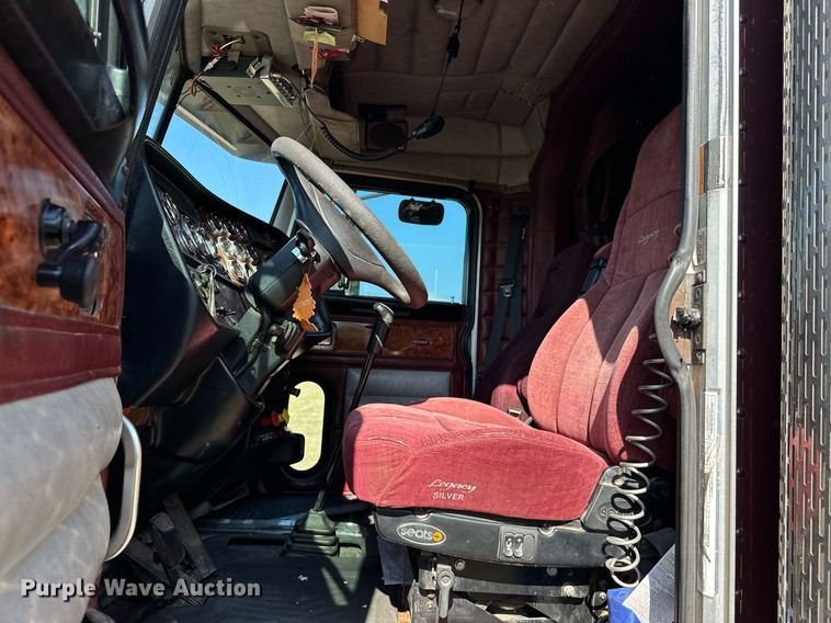 image for item EJ8981 2005 Peterbilt  379 semi truck