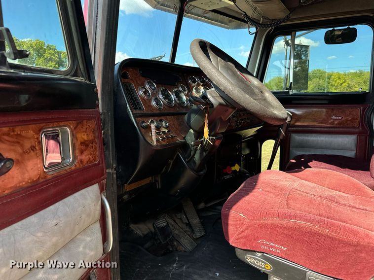 image for item EJ8981 2005 Peterbilt  379 semi truck