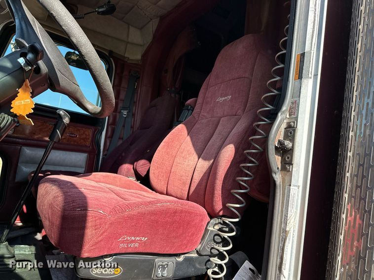 image for item EJ8981 2005 Peterbilt  379 semi truck