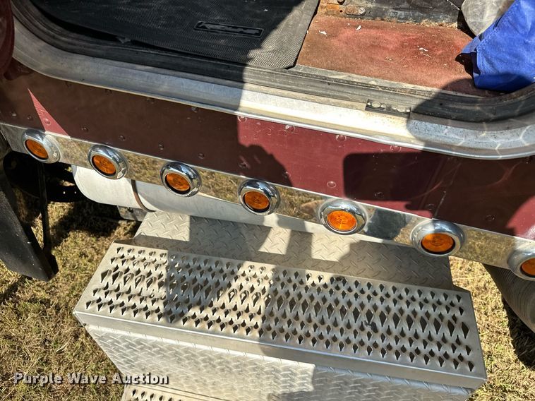 image for item EJ8981 2005 Peterbilt  379 semi truck