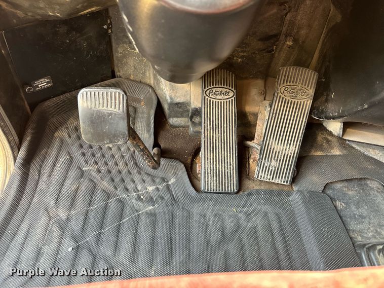 image for item EJ8981 2005 Peterbilt  379 semi truck