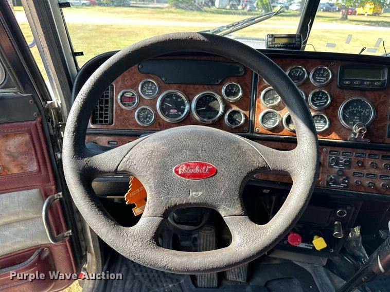 image for item EJ8981 2005 Peterbilt  379 semi truck